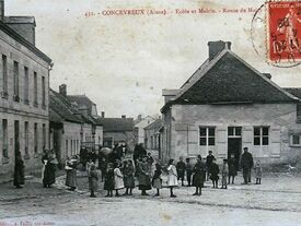 Hôtel de la marine et maison sur la place (photo 1910)